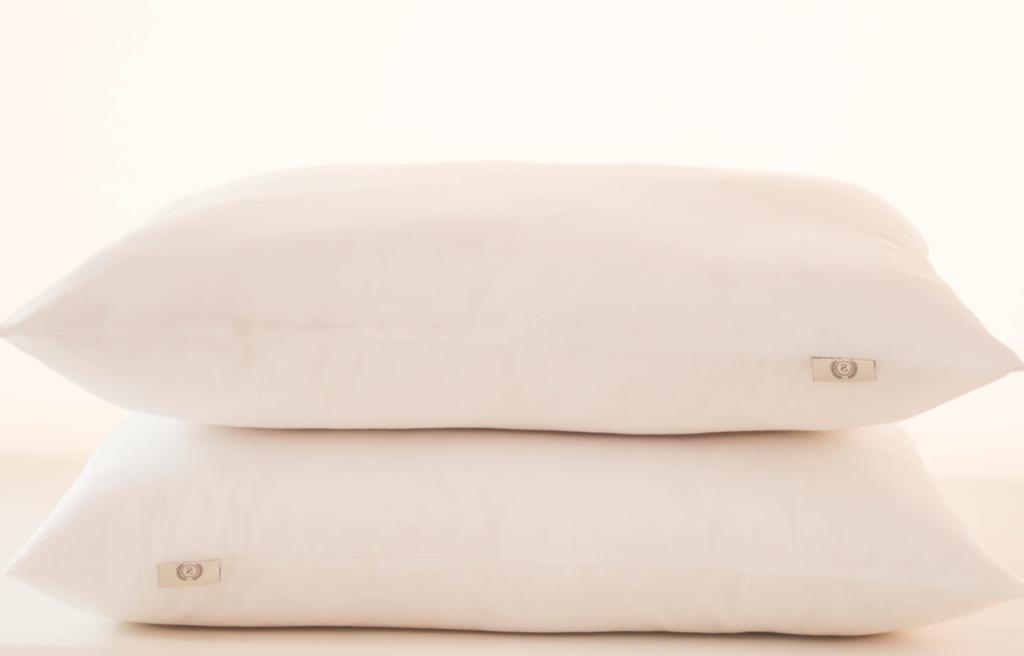 2 adet sert ve yüksek yastık